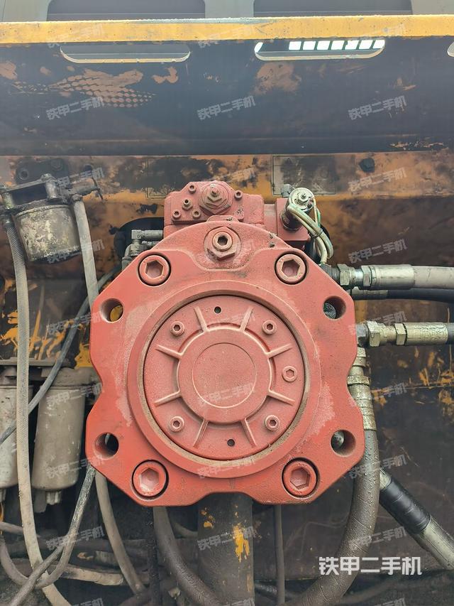 液压泵舱室正面整体(整机外观) 液压泵舱室正面整体(整机外观)