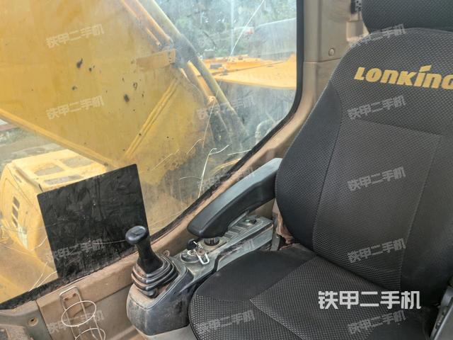 座椅右側(cè)控制臺(tái)/鑰匙門(mén)/油門(mén)/含右手柄（駕駛室部分）