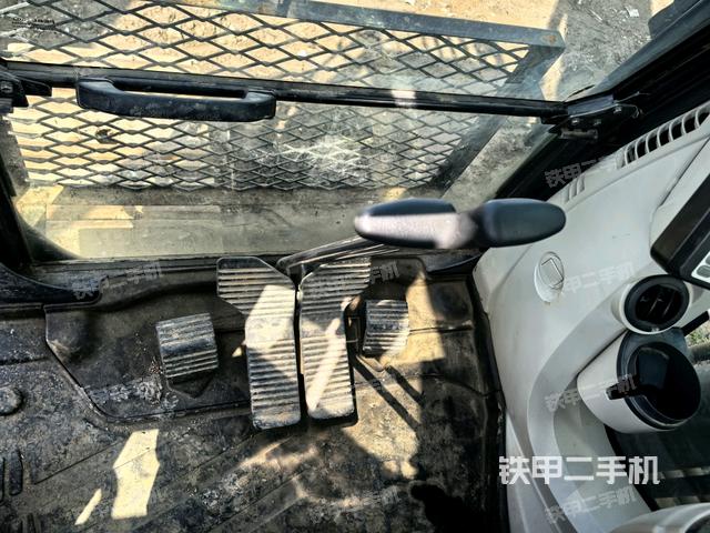 行走控制手柄和踏板 俯拍（驾驶室部分）