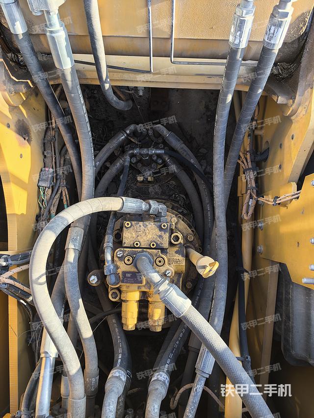 回转马达和主控阀（整机外观）