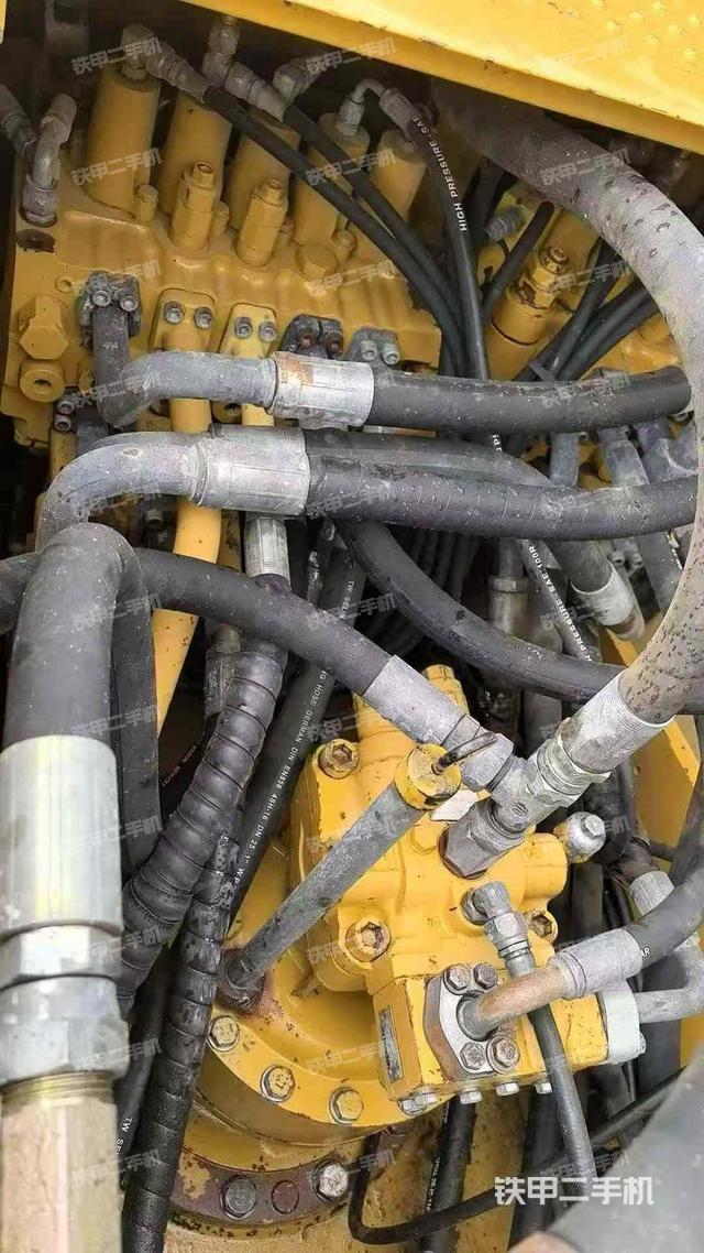 回转马达和主控阀（整机外观）