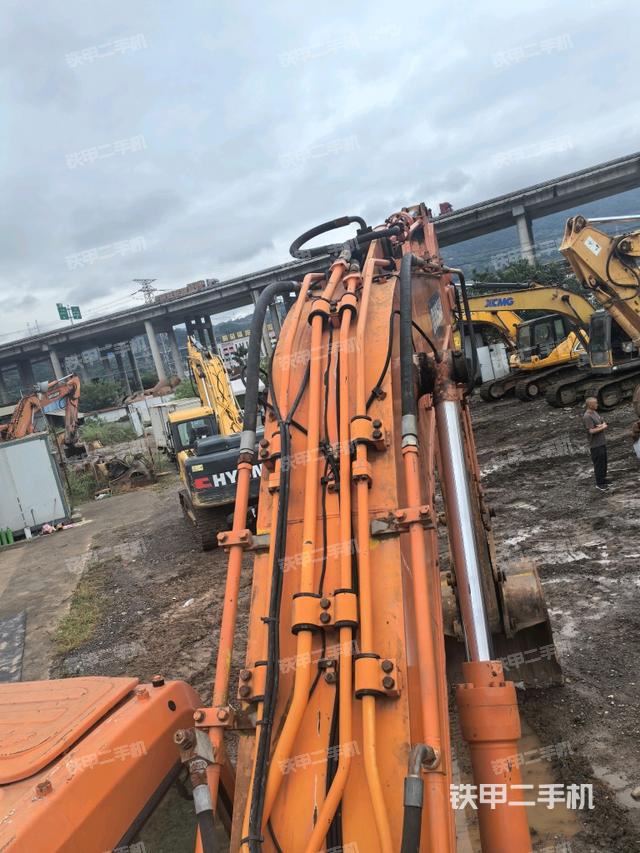 大臂背部俯視（工作和回轉(zhuǎn)裝置）