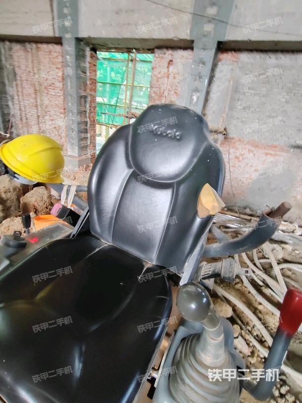 后窗玻璃角標（駕駛室部分）