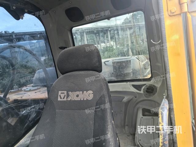 行走控制手柄和踏板?俯拍（駕駛室部分）