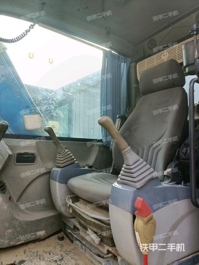 駕駛室頂部（整機外觀）