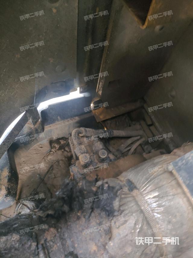 液壓泵艙室正面整體（整機外觀）