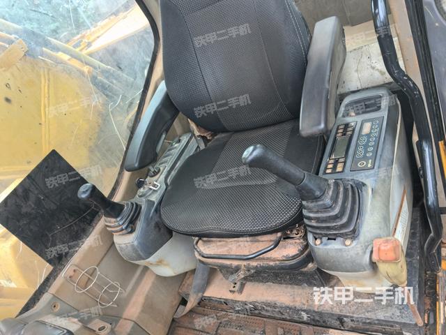 行走控制手柄和踏板?俯拍（駕駛室部分）