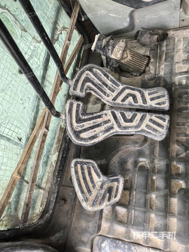 行走控制手柄和踏板?俯拍（駕駛室部分）