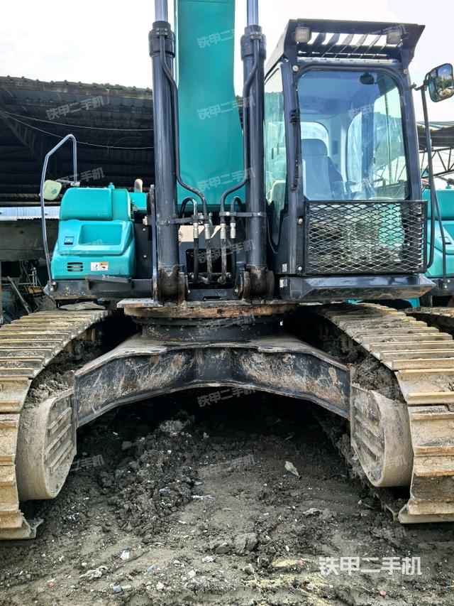 大臂油缸整体 竖拍（工作和回转装置）