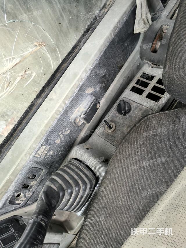 座椅右側(cè)控制臺(tái)/鑰匙門/油門/含右手柄（駕駛室部分）