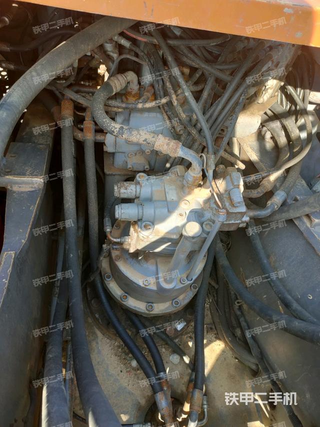 回转马达和主控阀（整机外观）