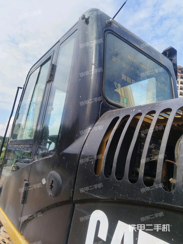 行走控制手柄和踏板?俯拍（駕駛室部分）