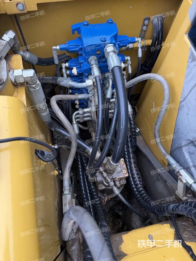 回轉(zhuǎn)馬達(dá)和主控閥（整機(jī)外觀）