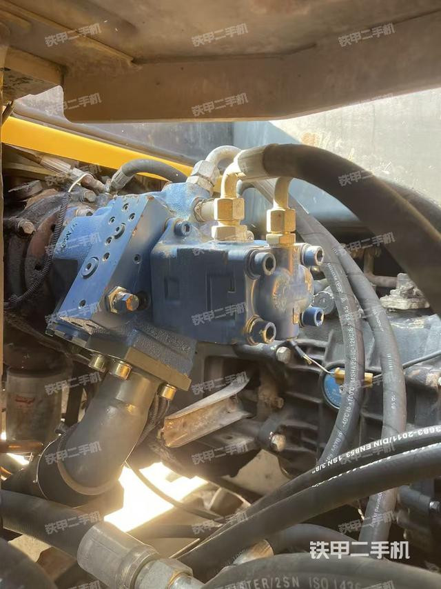 回转马达和主控阀（整机外观）