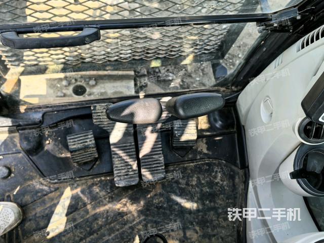 行走控制手柄和踏板 俯拍（驾驶室部分）