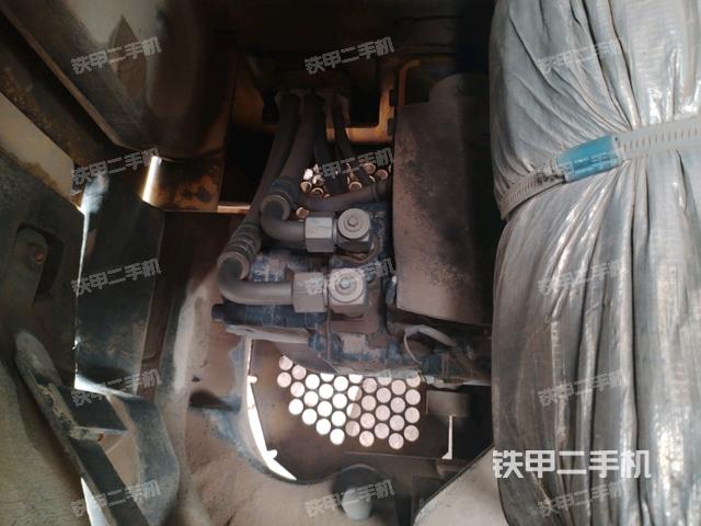 液壓泵艙室正面整體（整機外觀）