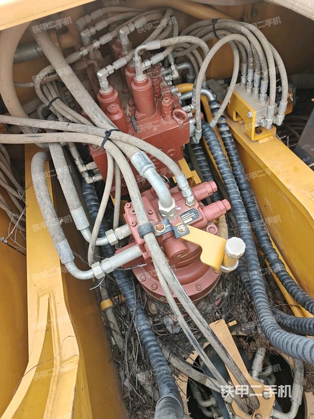 回轉(zhuǎn)馬達(dá)和主控閥（整機(jī)外觀）