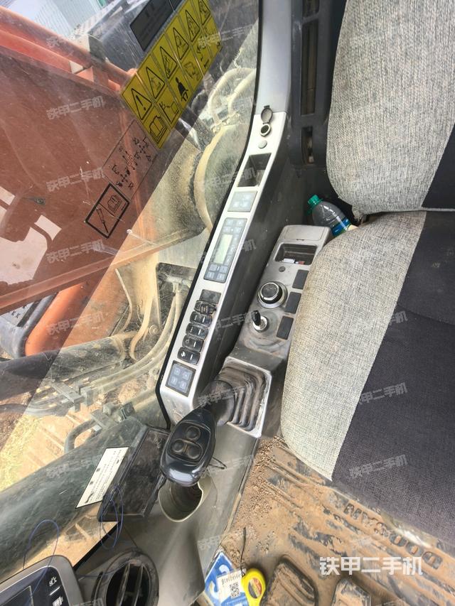 座椅右側控制臺/鑰匙門/油門/含右手柄（駕駛室部分）