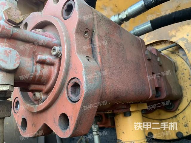 液压泵舱室正面整体（整机外观）