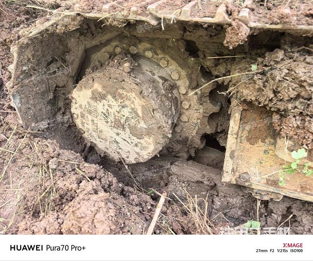 右驅(qū)動輪（行走機構(gòu)）