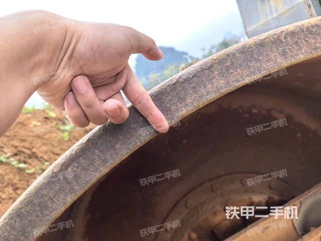 后輪左側(cè)全景（壓路機前后車架）