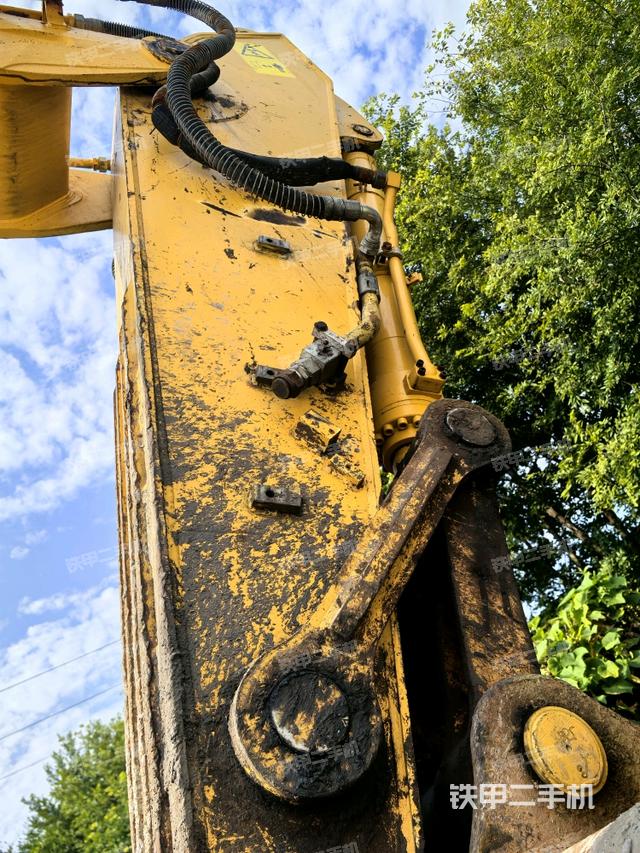 大臂油缸整体 竖拍（工作和回转装置）