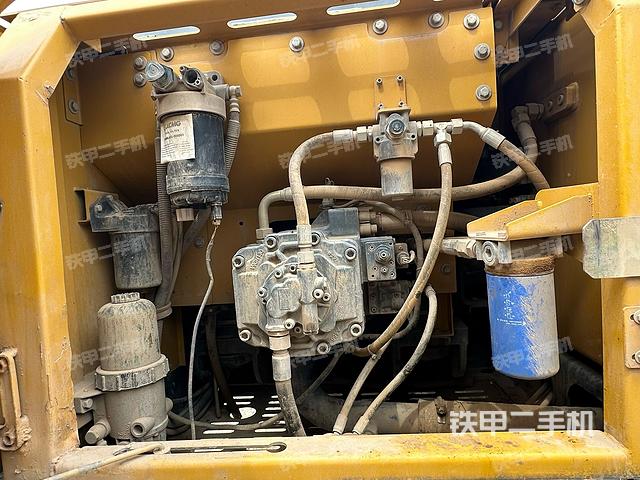 液壓泵艙室正面整體（整機外觀）