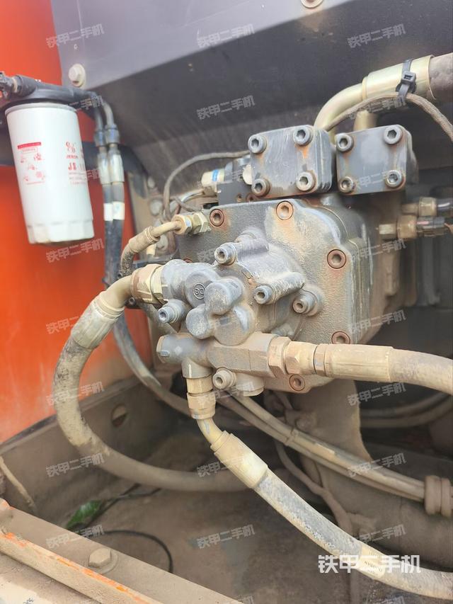 液壓泵艙室正面整體（整機(jī)外觀）