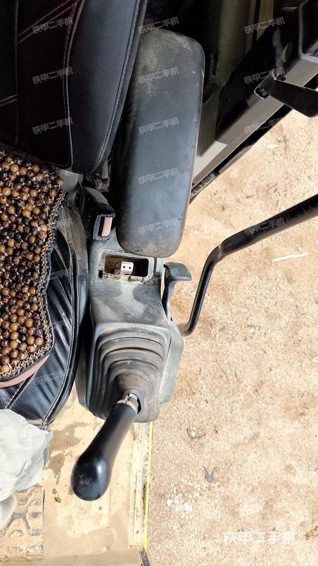 行走控制手柄和踏板?俯拍（駕駛室部分）