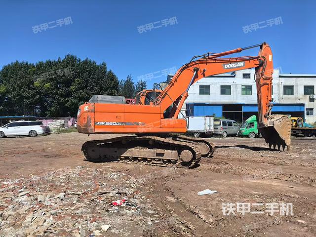 斗山DX260LC挖掘機(jī)