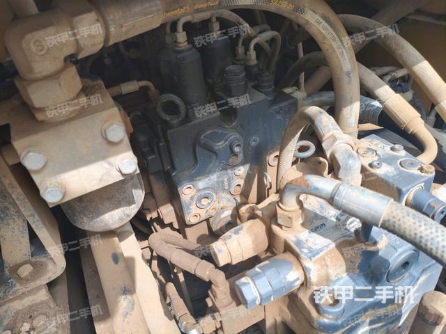 回轉(zhuǎn)馬達(dá)和主控閥（整機外觀）