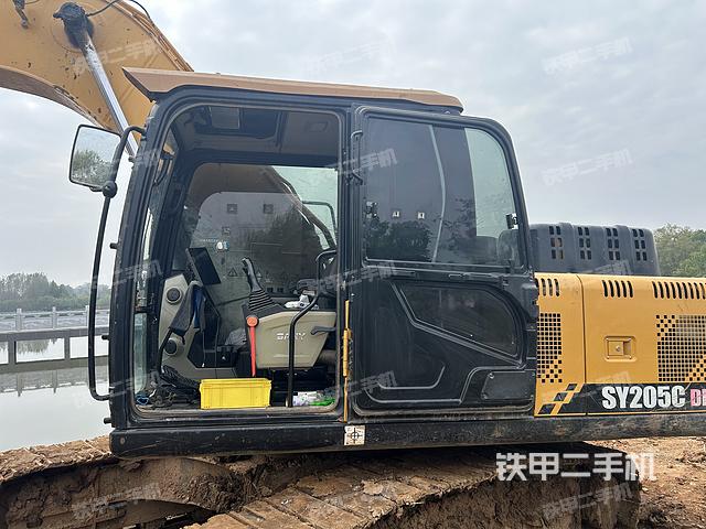 駕駛室整體(整機(jī)外觀) 駕駛室整體(整機(jī)外觀)