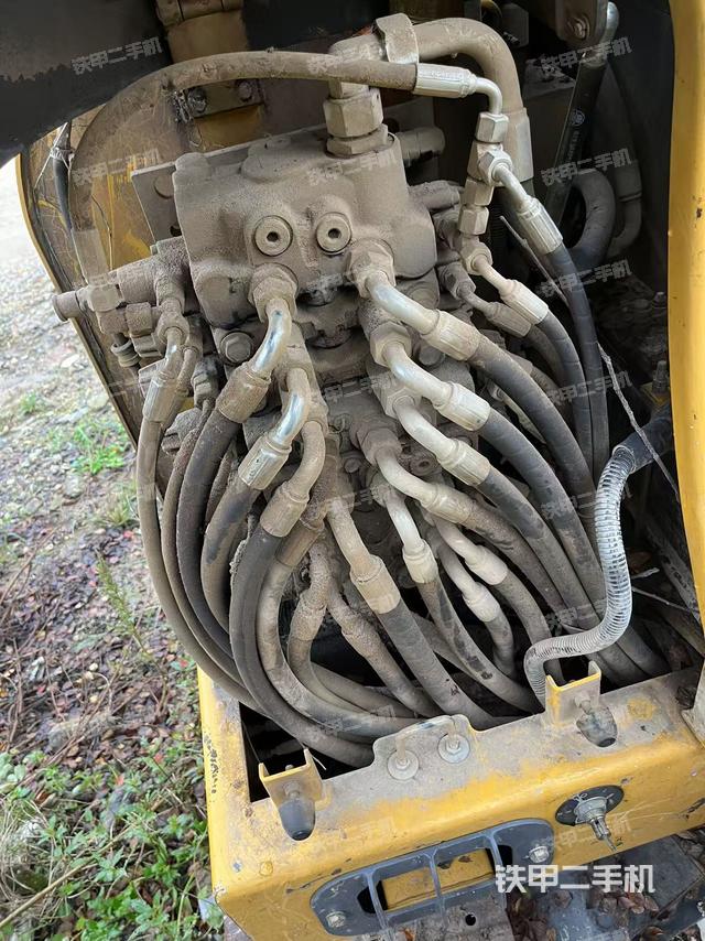 回轉(zhuǎn)馬達(dá)和主控閥（整機(jī)外觀）