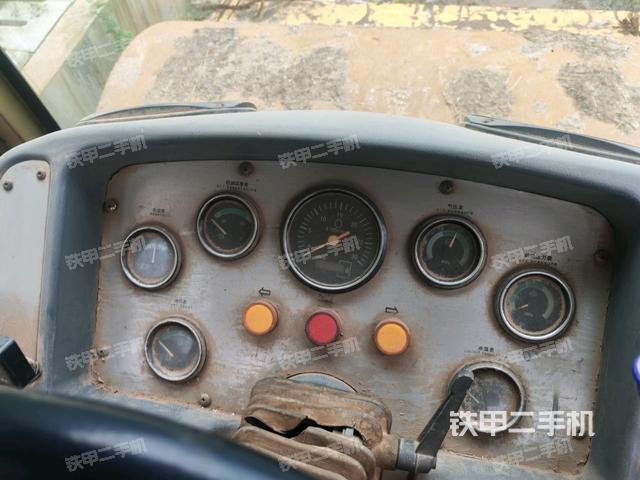 駕駛室內(nèi)座椅、儀表操作手柄全景（壓路機駕駛室）