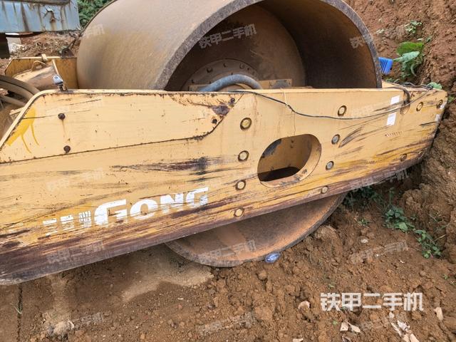 鉸接正左側(cè)（壓路機前后車架）