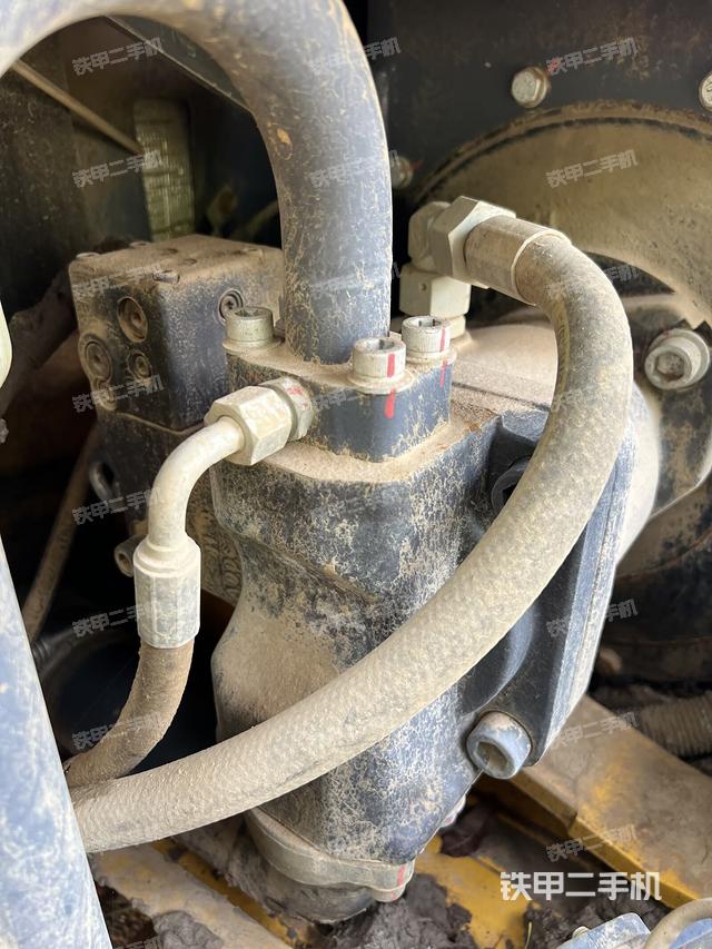 液壓泵艙室正面整體（整機外觀）