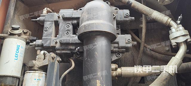 液压泵舱室正面整体（整机外观）