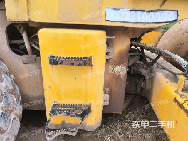 前輪左側(cè)減震塊連接及部件（壓路機前后車架）