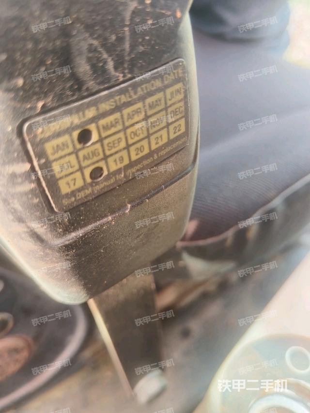 行走控制手柄和踏板?俯拍（駕駛室部分）