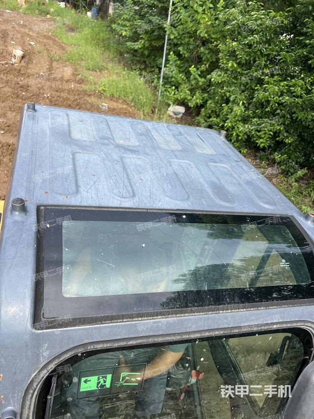 駕駛室頂部（整機外觀）