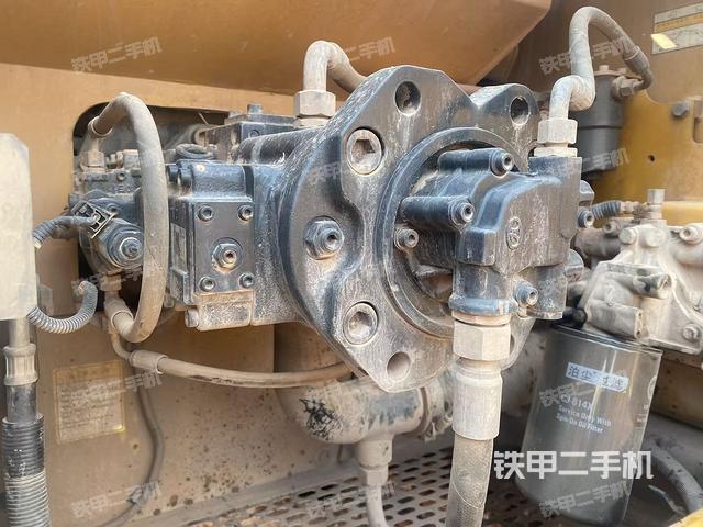 液壓泵艙室正面整體（整機外觀）