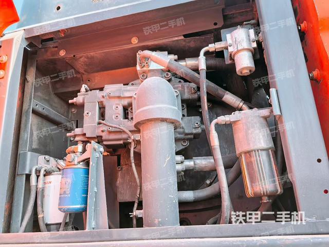 液压泵舱室正面整体（整机外观）