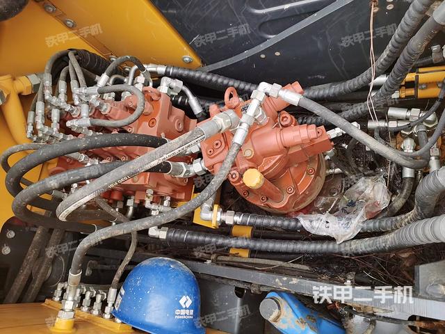 回转马达和主控阀（整机外观）