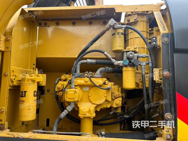 液压泵舱室正面整体（整机外观）