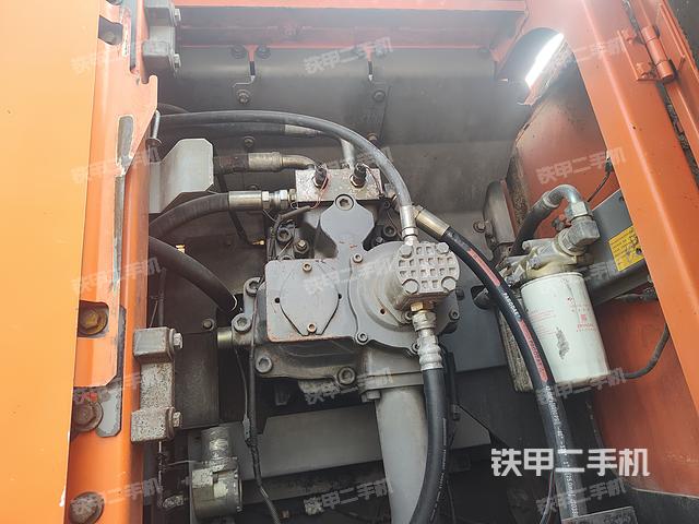 液压泵舱室正面整体（整机外观）
