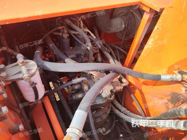 回转马达和主控阀（整机外观）