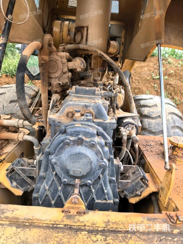 分動箱或變速箱（壓路機發(fā)動機艙）