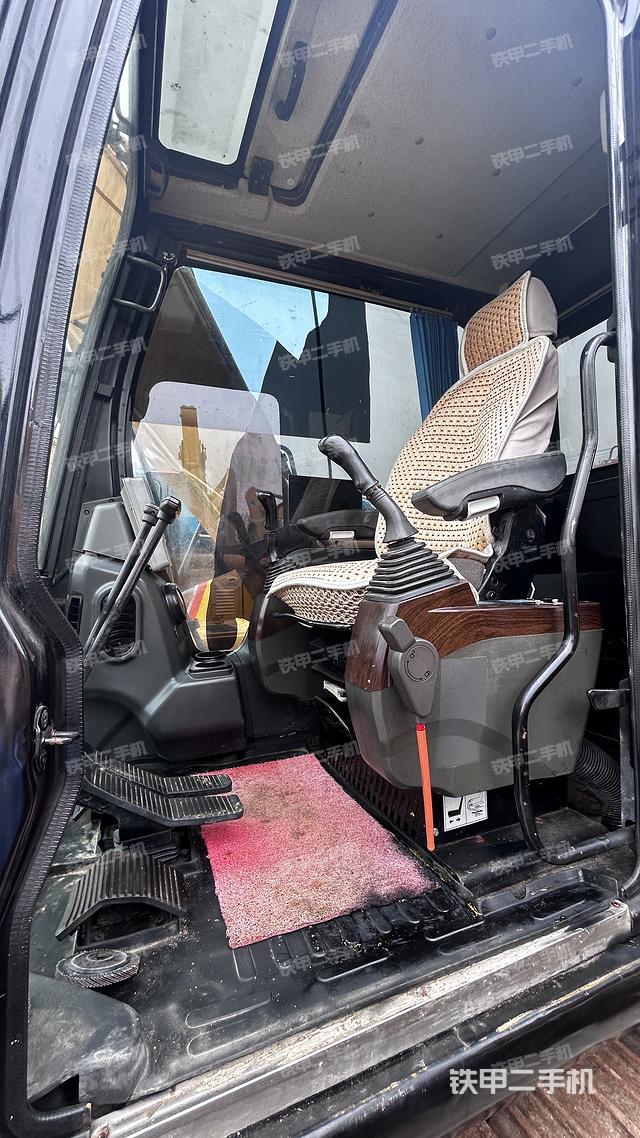 駕駛室整體(整機(jī)外觀) 駕駛室整體(整機(jī)外觀)