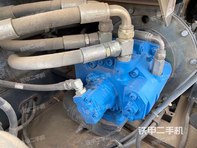 液壓泵艙室正面整體（整機外觀）