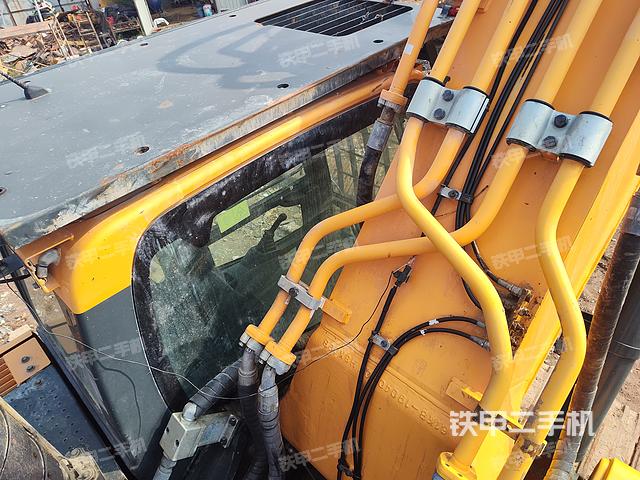 駕駛室頂部(整機(jī)外觀) 駕駛室頂部(整機(jī)外觀)